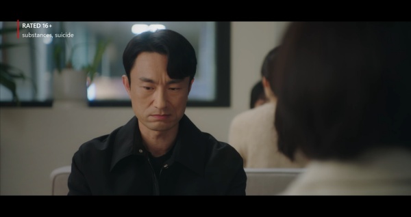 정숙에게-서류를-건네는-인호