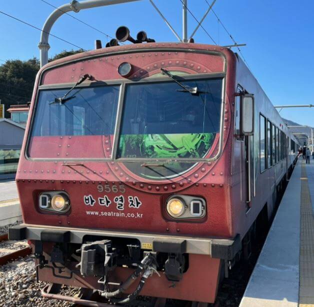 Train travel&amp;#44; a collection of exotic trains that make exciting journeys even more special-Korea