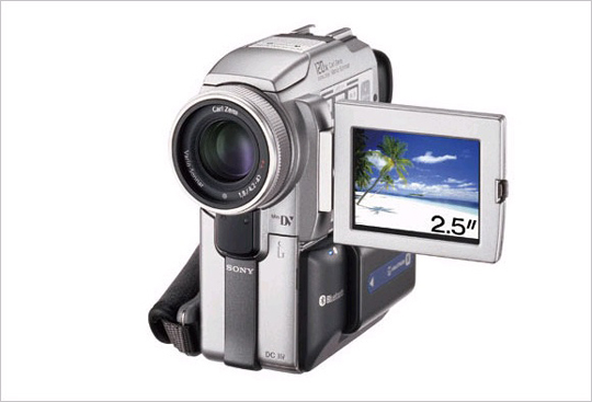 DCR-PC120 네트워크 핸디캠으로 블루투스 무선통신 기능 탑재. 1,550만 화소 CCD