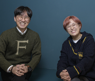 장항준씨가 송은이씨와 함께 밝게 웃으며 앉아서 찍은 사진입니다.