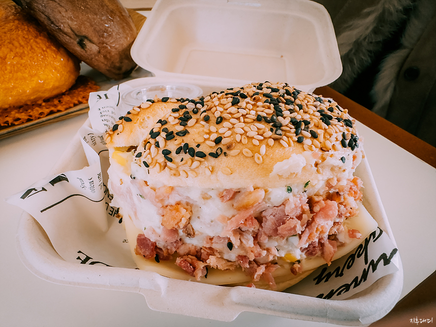 콘베이컨 샌드위치 베이글