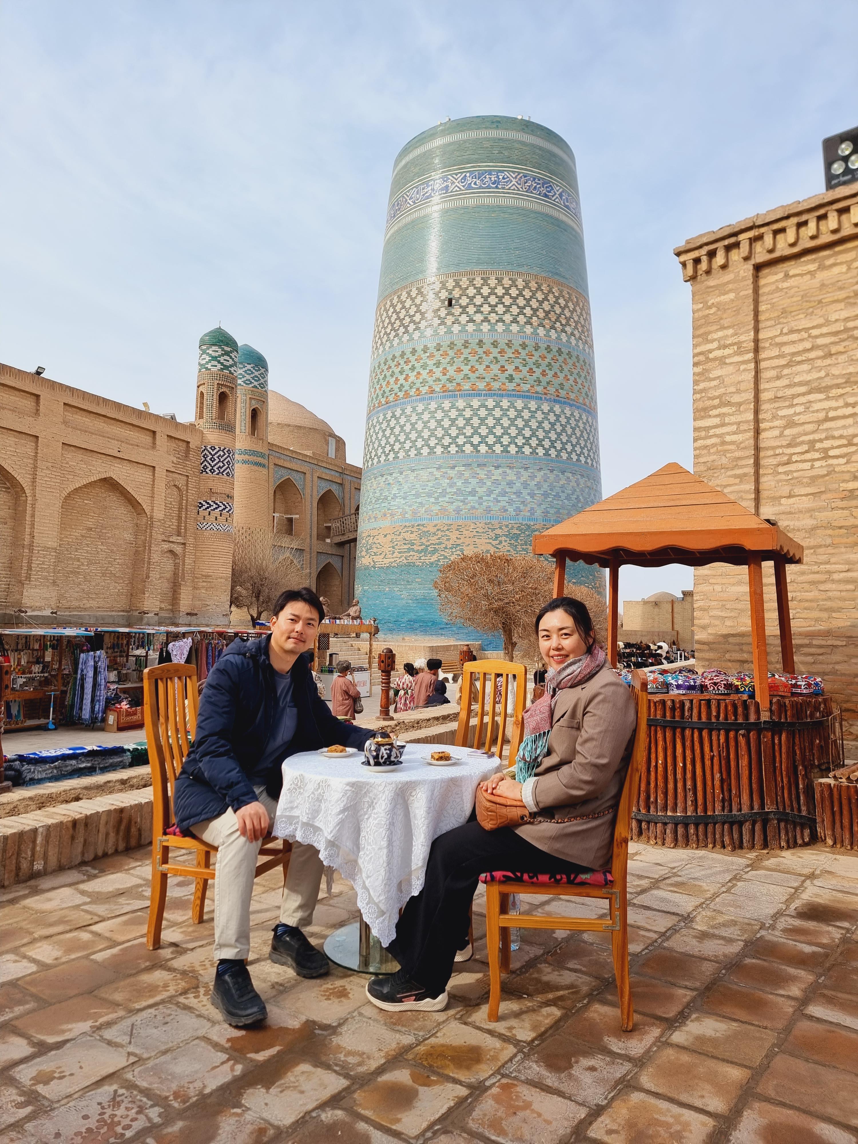 카페 외부 티테이블