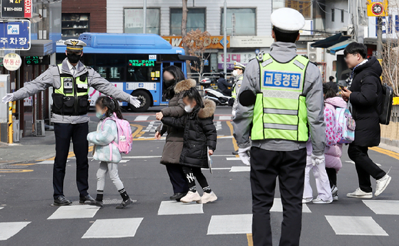 서울 중구 충무초등학교 앞에서 경찰이 어린이보호구역(스쿨존) 교통법규 위반 특별단속을 하고 있다. [사진=뉴시스]