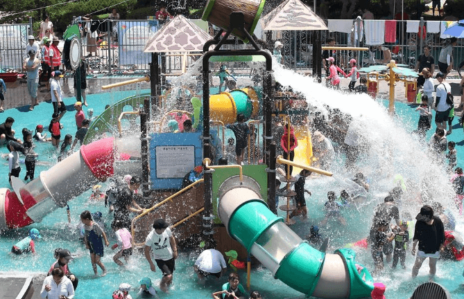 물놀이하는아이들-물미끄럼틀-물폭포-놀이터