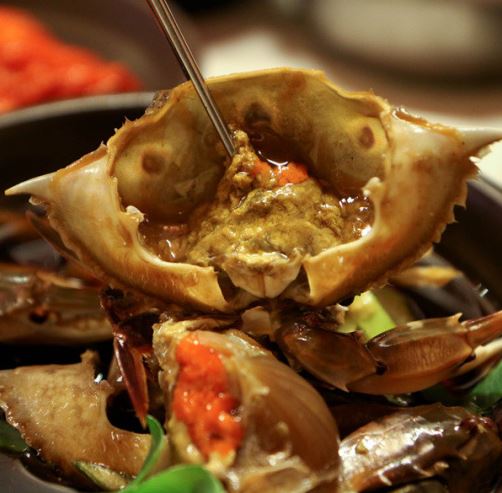 간장게장 게딱지를 보여주는 모습