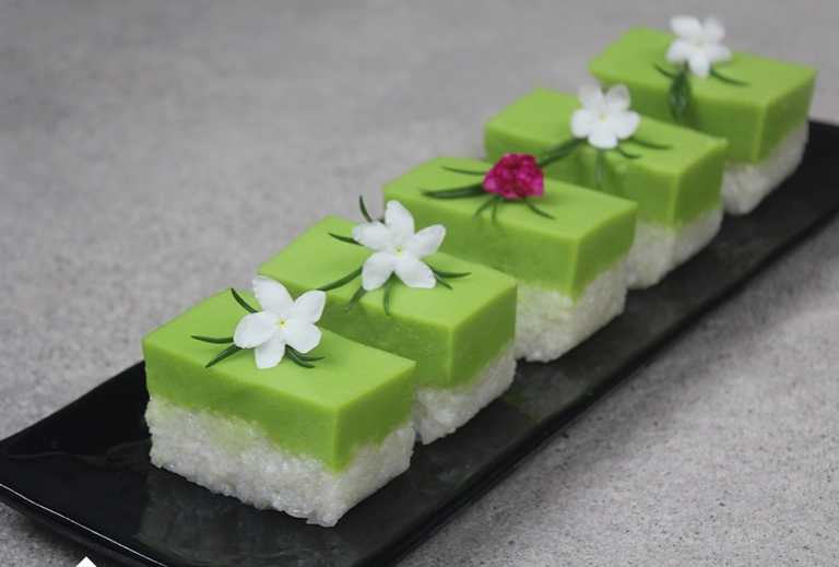말레이 디저트 Seri Muka Kuih (photo: amcarmenskitchen.com)