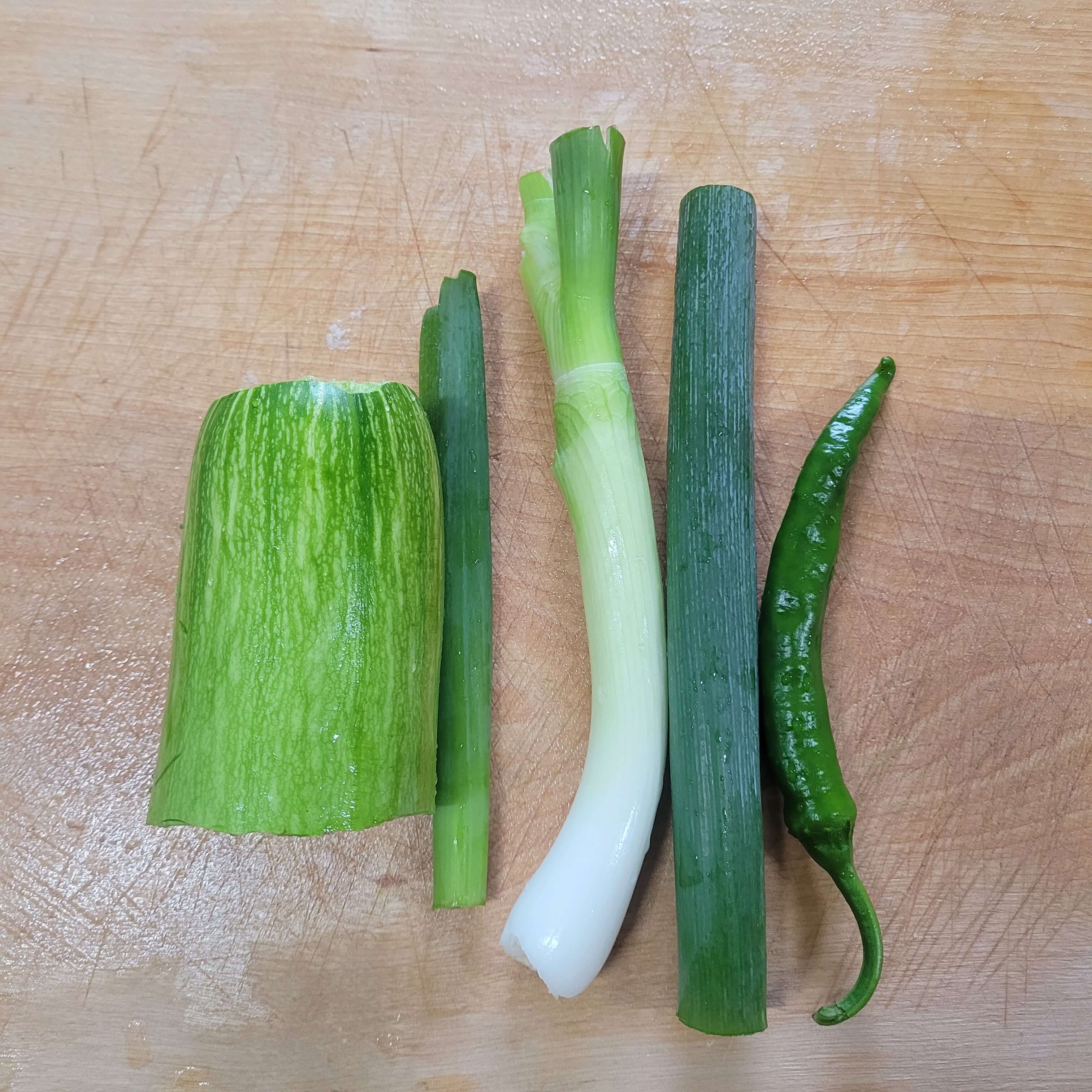 대파 1/2단&#44; 고추 1개&#44; 애호박 1/2토막