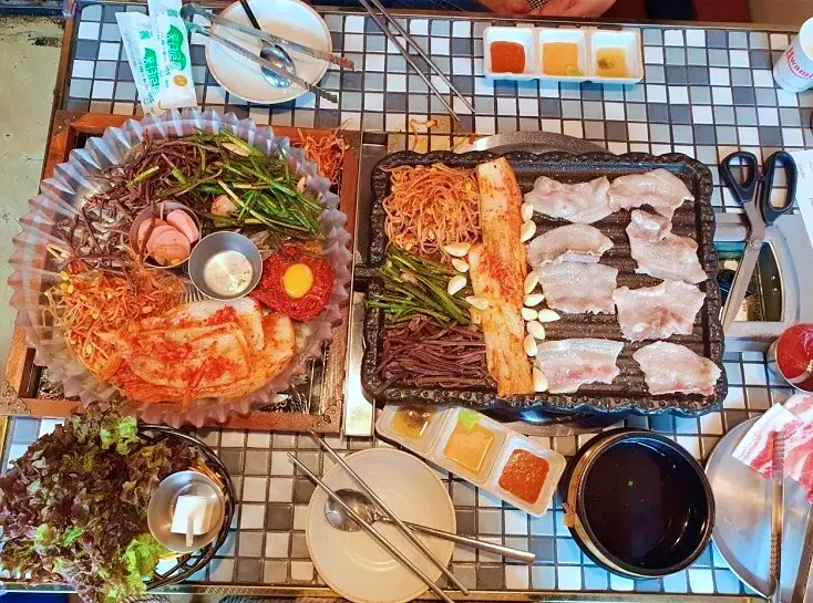 토요일은 밥이좋아 레트로 열풍 냉삼 파채, 콩나물무침, 부추무침, 구워먹는 고사리에 냉동삼겹살 맛있는 식당 연남동 맛집 추천 토밥즈 방송정보