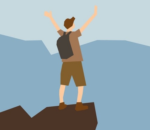 산 정상에서 양팔 벌리고 있는 모습