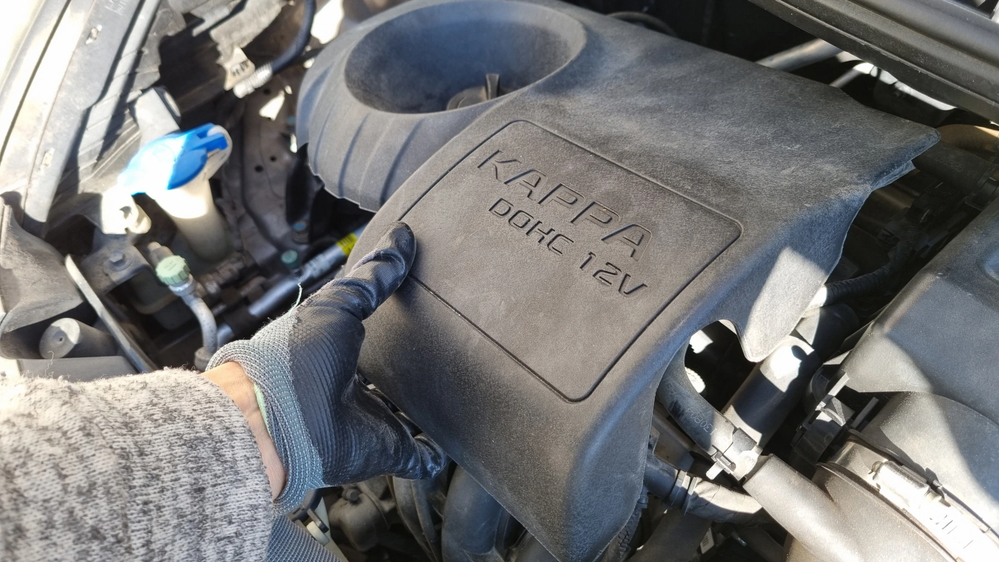 엔진 커버 조립 모습