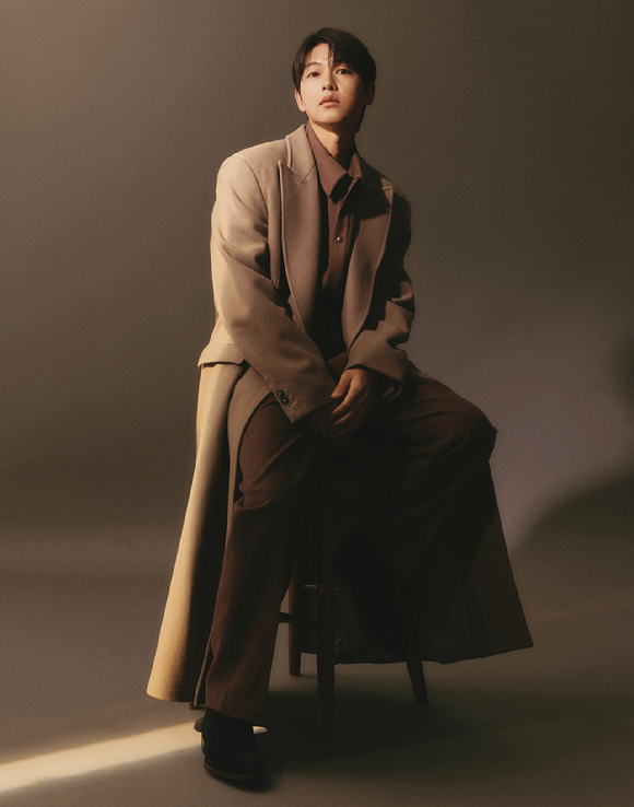 배우 송중기가 넷플릭스 영화 &#39;로기완&#39;(감독 김희진) 인터뷰에 앞서 포즈를 취하고 있다. [사진=넷플릭스]