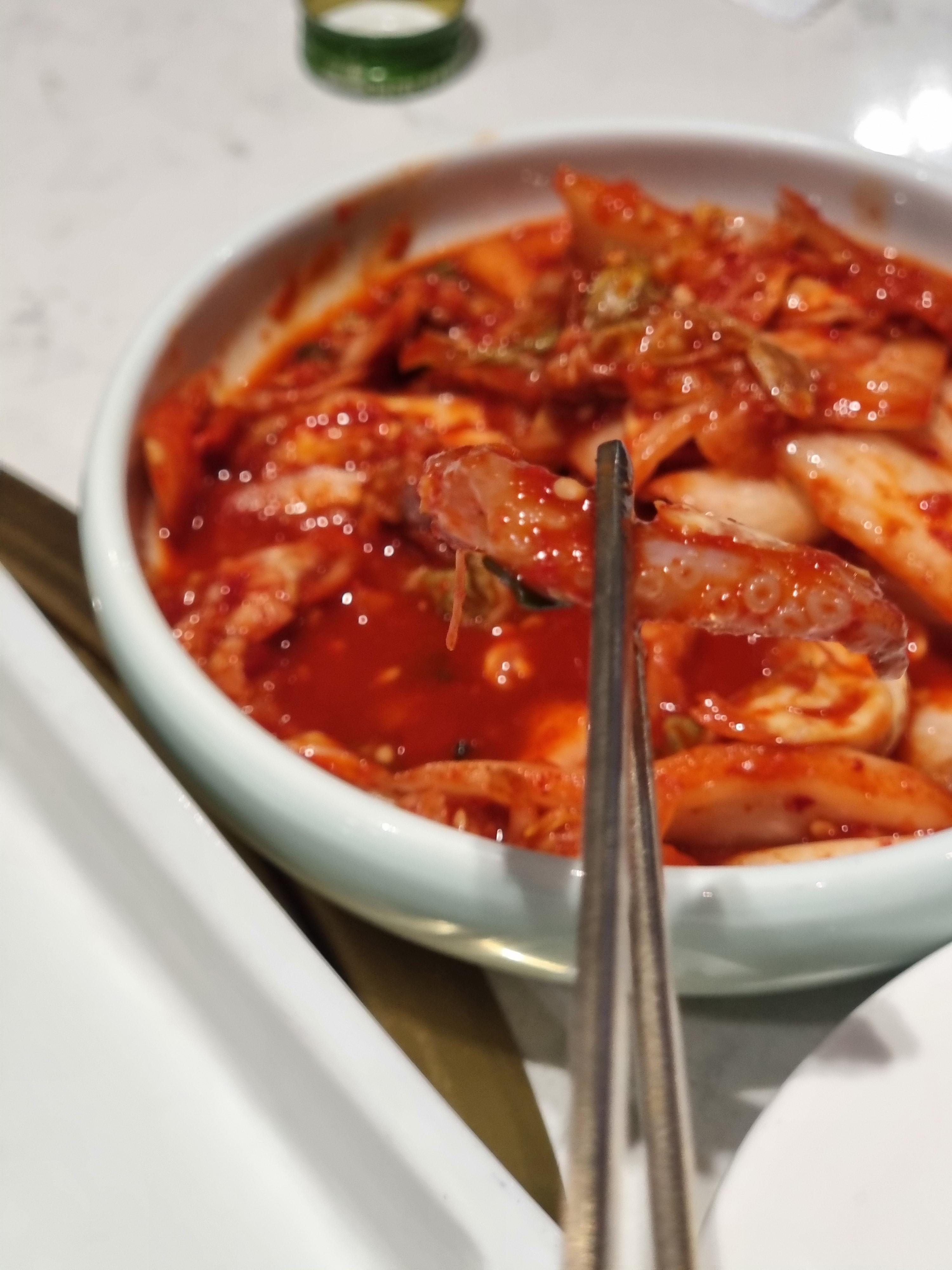 김치 속에서 발견한 튼실한 낙지.