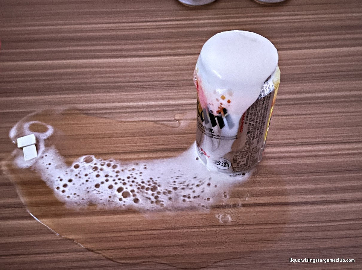 아사히 슈퍼드라이 나마조끼 캔(Asahi SUPER DRY 生ジョッキ缶)이 넘친 사진