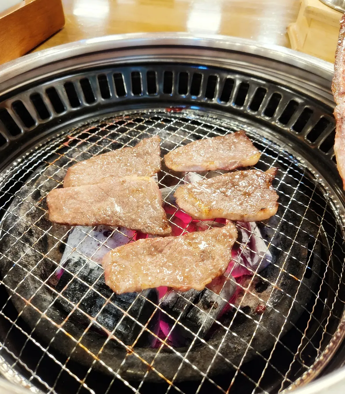 온아담-숯불-위-고기