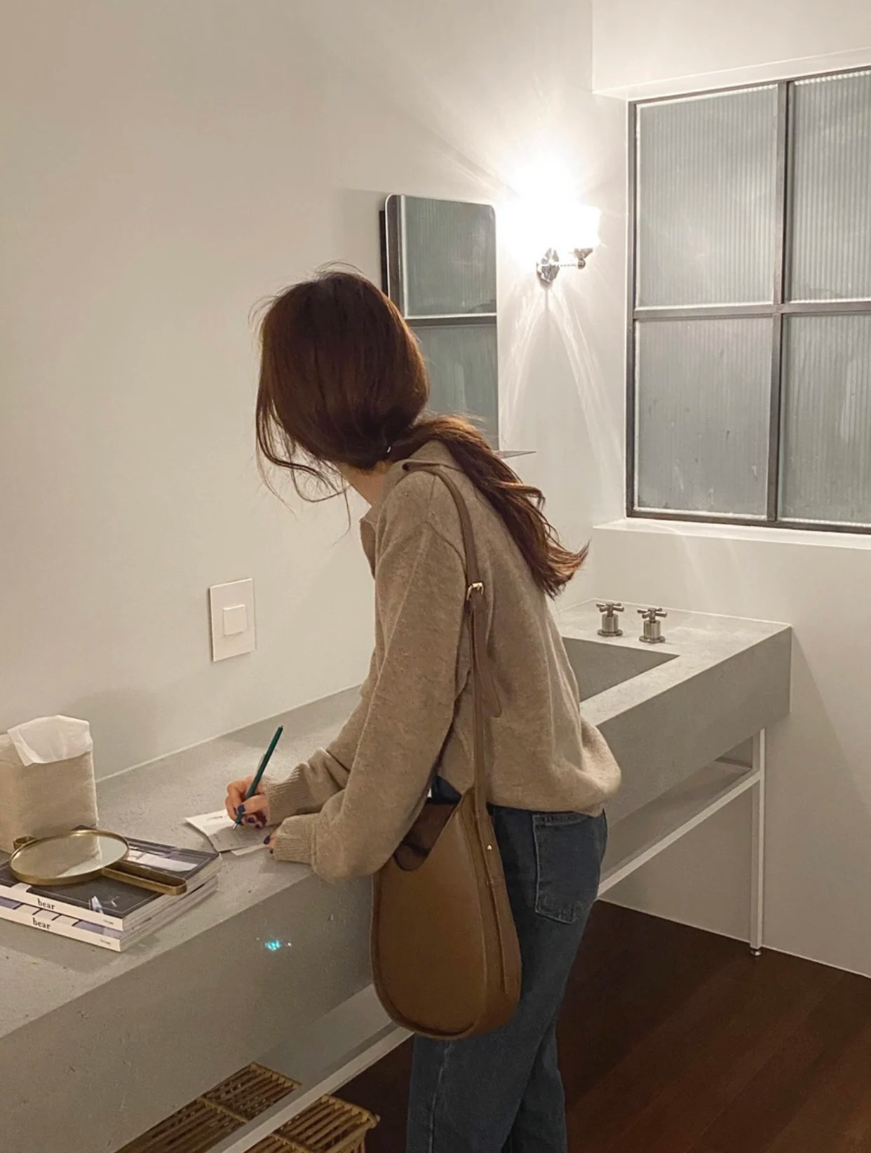 フィッティングモデルの重要ポイント3. 自然なポーズと商品特性の強調