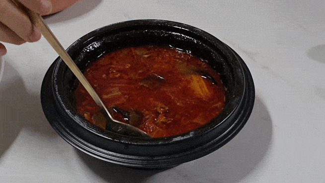 새우 짬뽕탕의 내용물을 꺼내서 보여주는 움직이는 사진