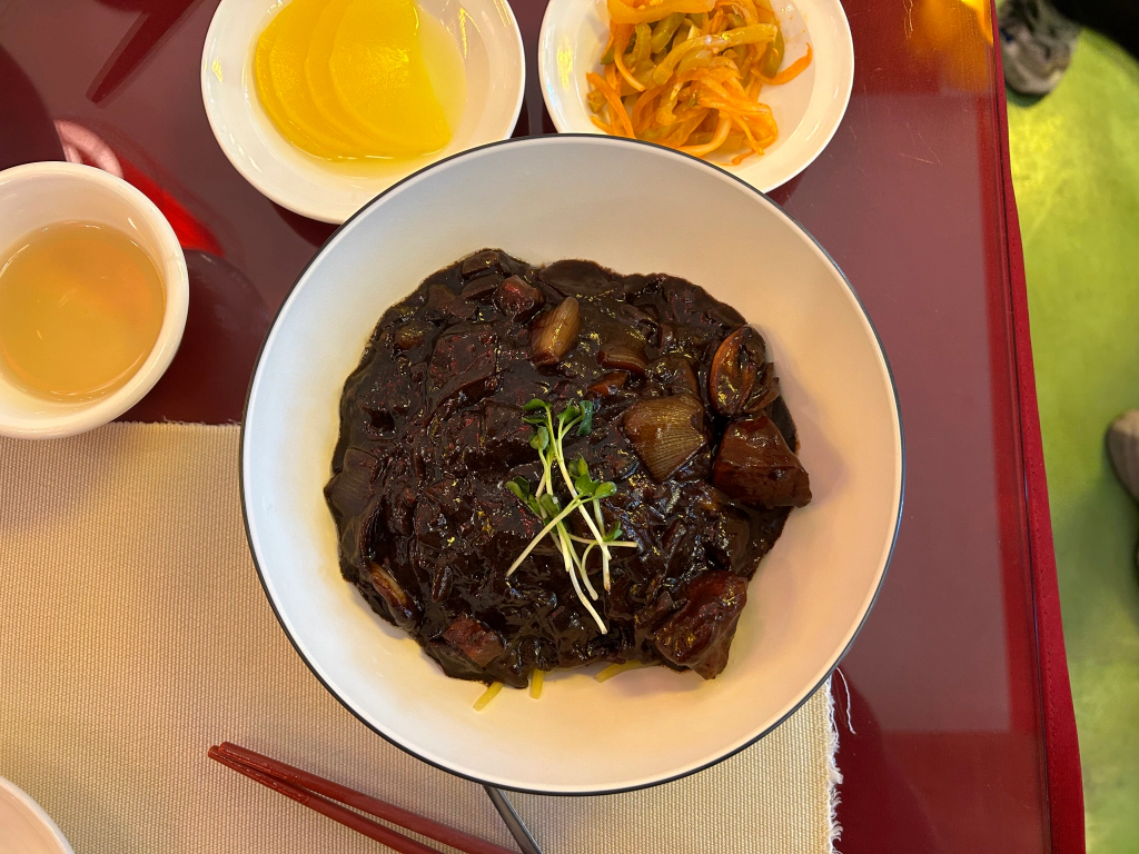 짜장면을 보여주는 사진입니다.