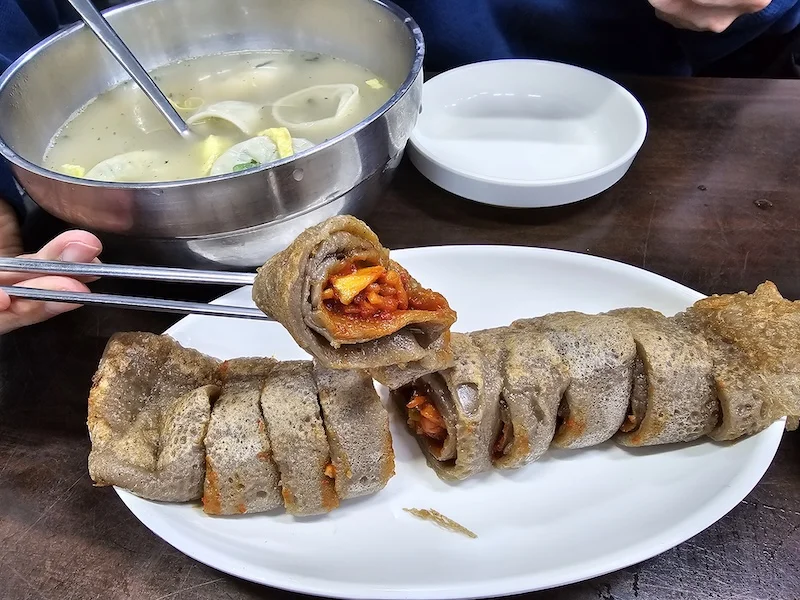 체부동잔치집 서촌 로컬 맛집 경복궁역 맛집 잔치국수 메밀전병 만두국