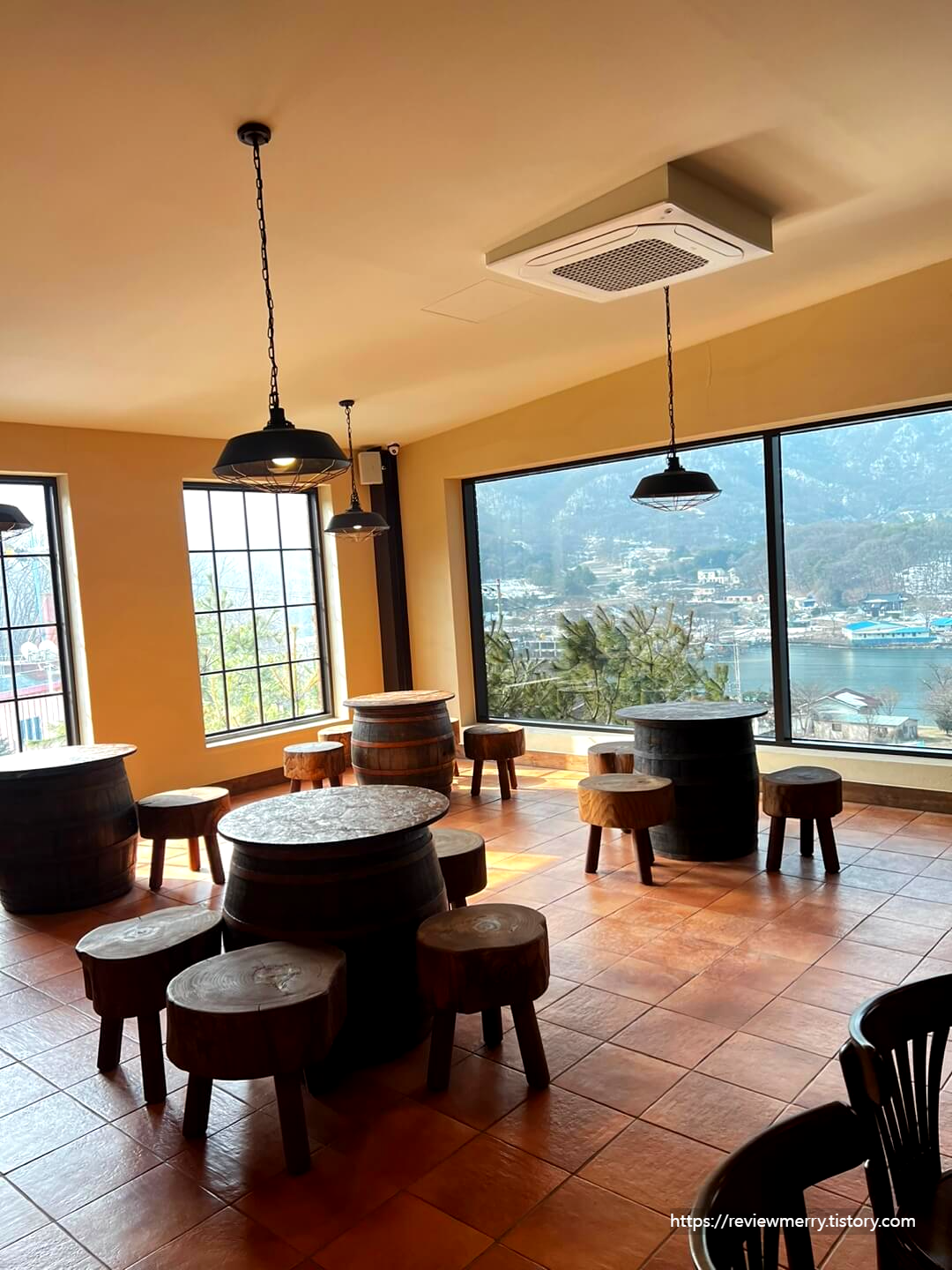 2층 안쪽 자리 사진