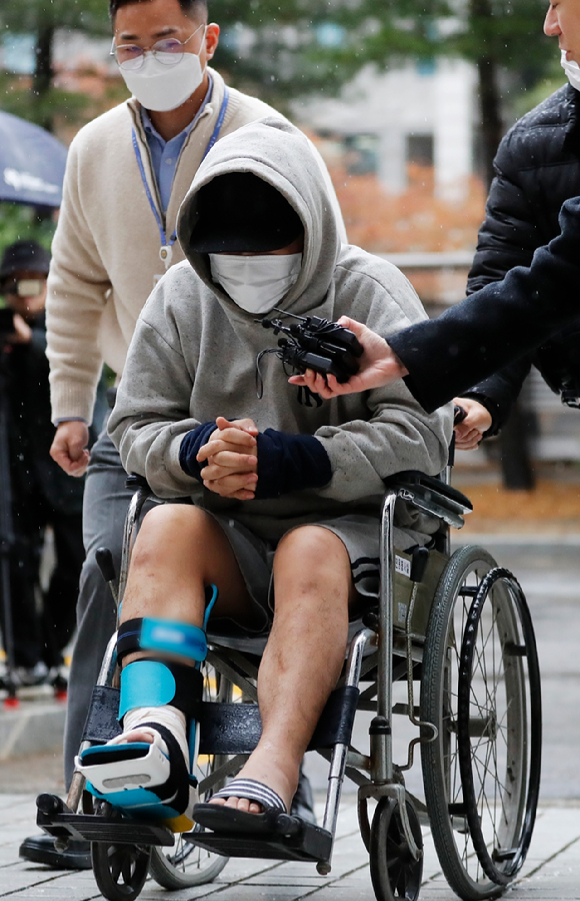 일면식이 없는 여성의 집에 몰래 침입해 감금, 성폭행을 시도한 30대 남성이 구속 전 피의자 심문을 받기 위해 11일 오후 인천 미추홀구 인천지법에 휠체어를 타고 들어서고 있다. [사진=뉴시스]