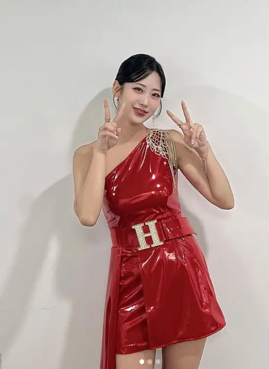 현역가왕-
빨간색 비닐소재 한쪽 어깨가 드러난 미니원피스를 입고 두손으로 V자를 표시하며 웃고있는 강혜연