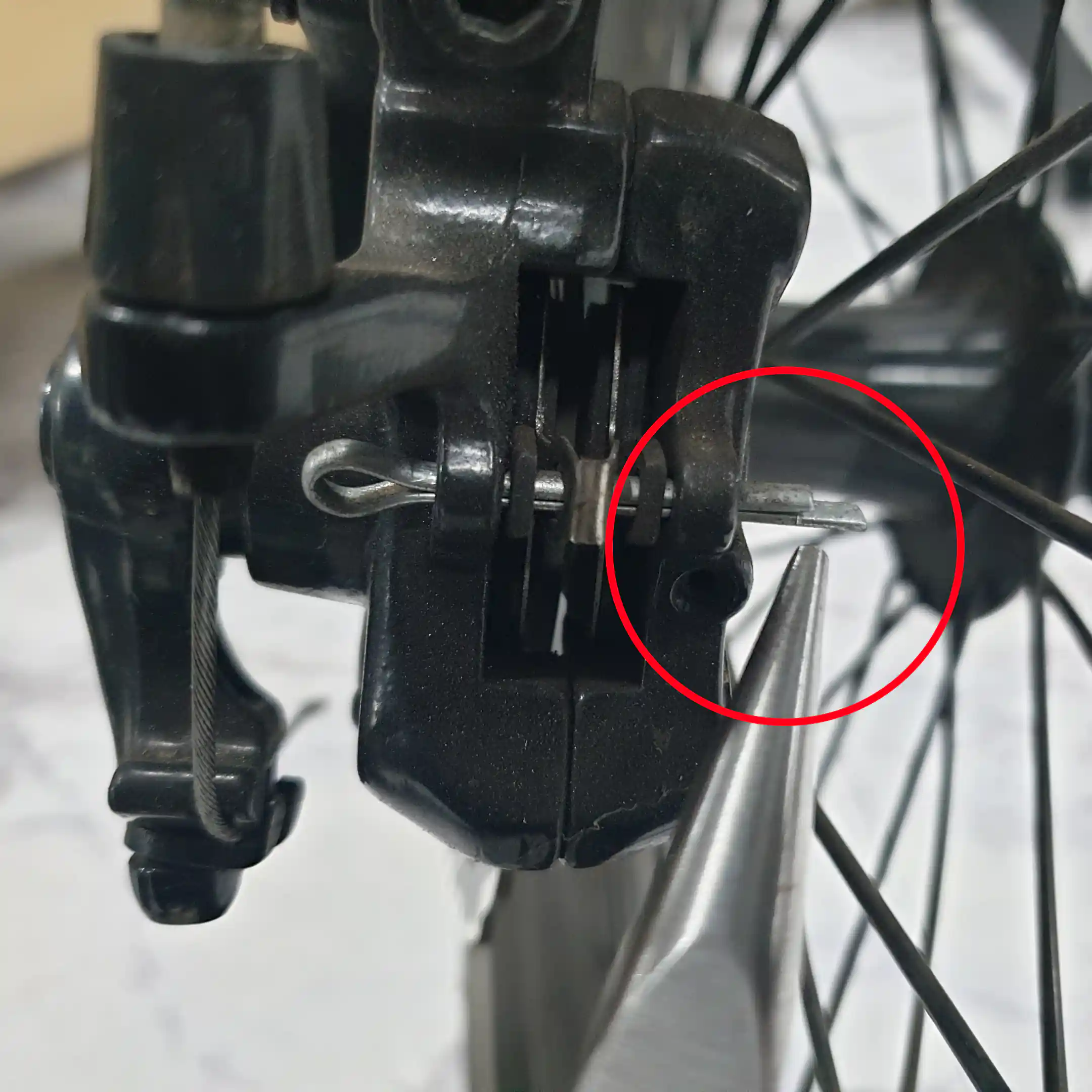 브레이크 패드 고정핀 펴진 상태