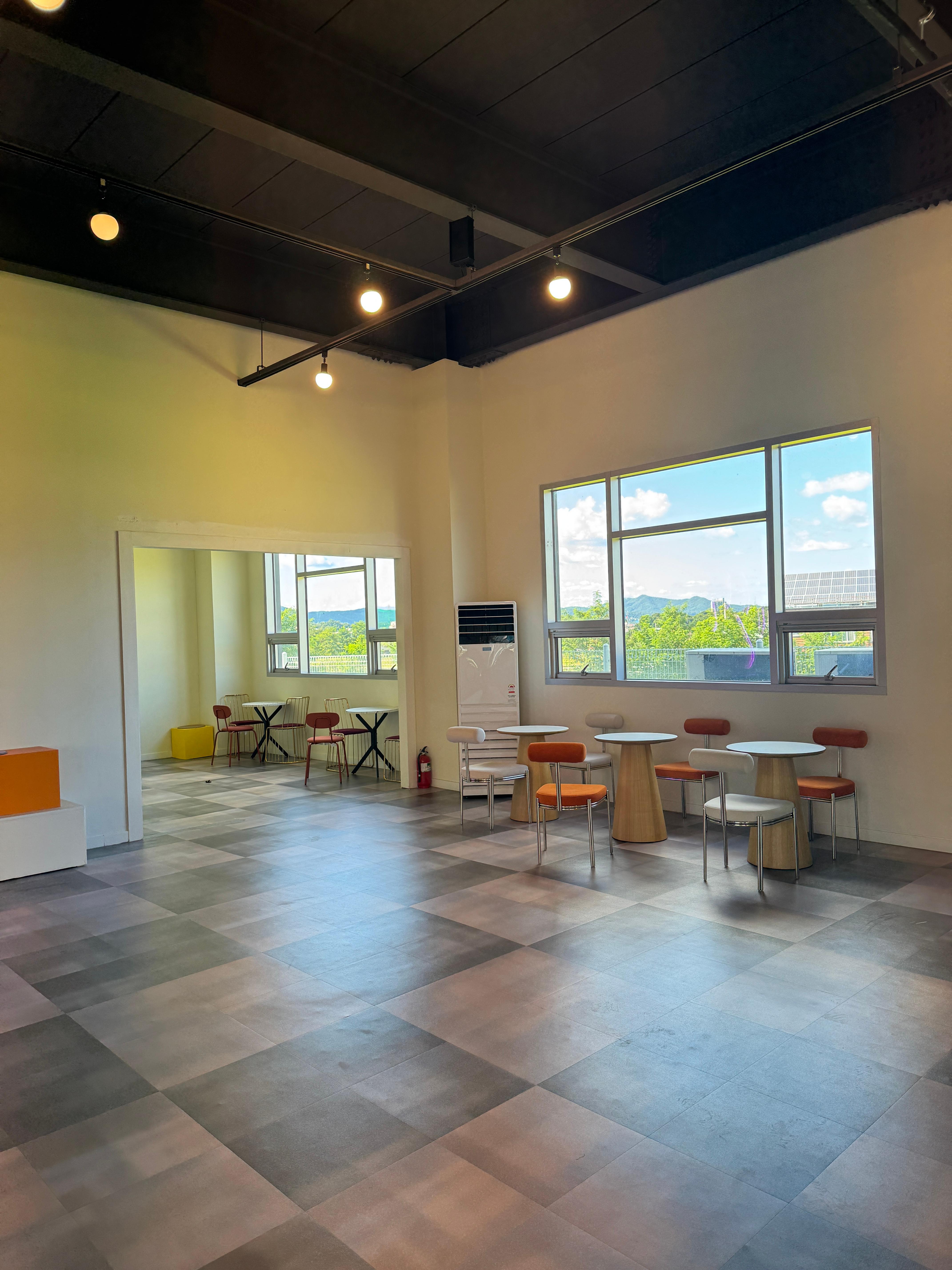 풀멍파크 실내 넓은 테이블 공간 사진