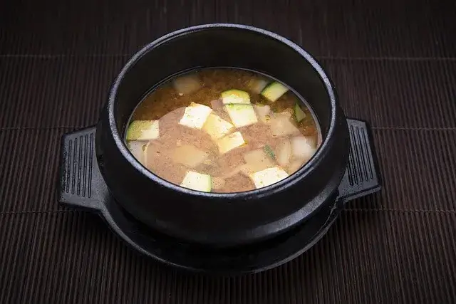 맛있는 재료로 만든 된장국 음식
