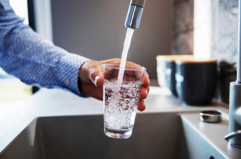 물 마시기 이미지사진