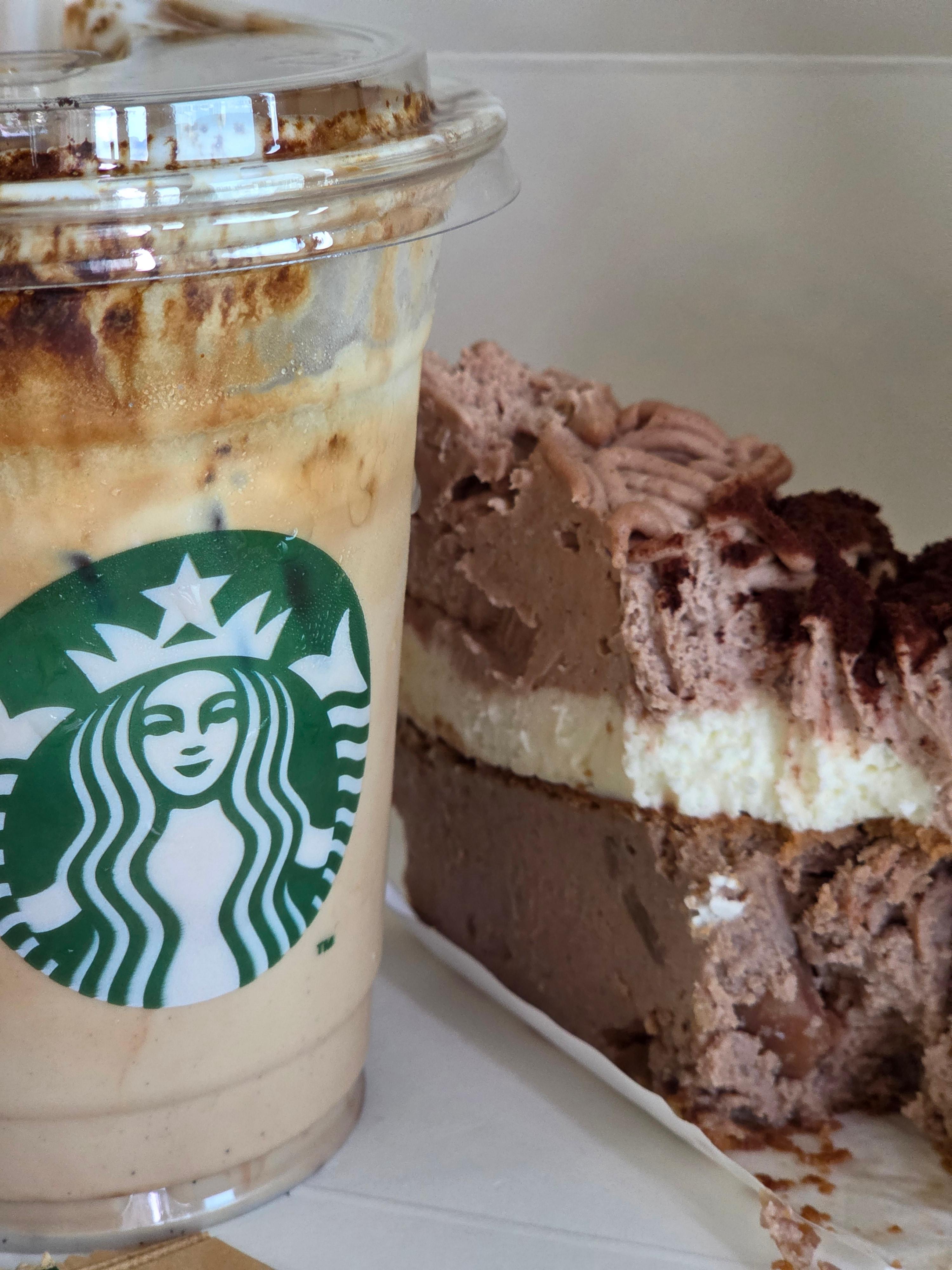 스타벅스 블랙 글레이즈드 라떼와 마롱 몽블랑 치즈 케이크를 함께 놓은 모습으로 음료와 케이크의 조합