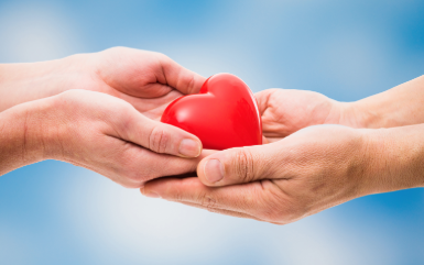 두 사람이 마음을 의미하는 하트 모양을 나누는 사진