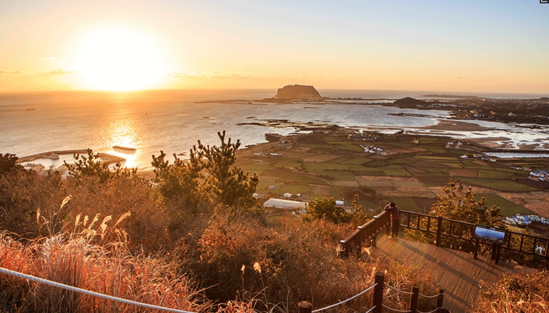 지미오름에서 본 성산일출봉