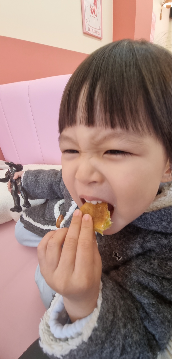 화정신상카페-미스터슈-미스터슈초코슈맛있게먹는아이