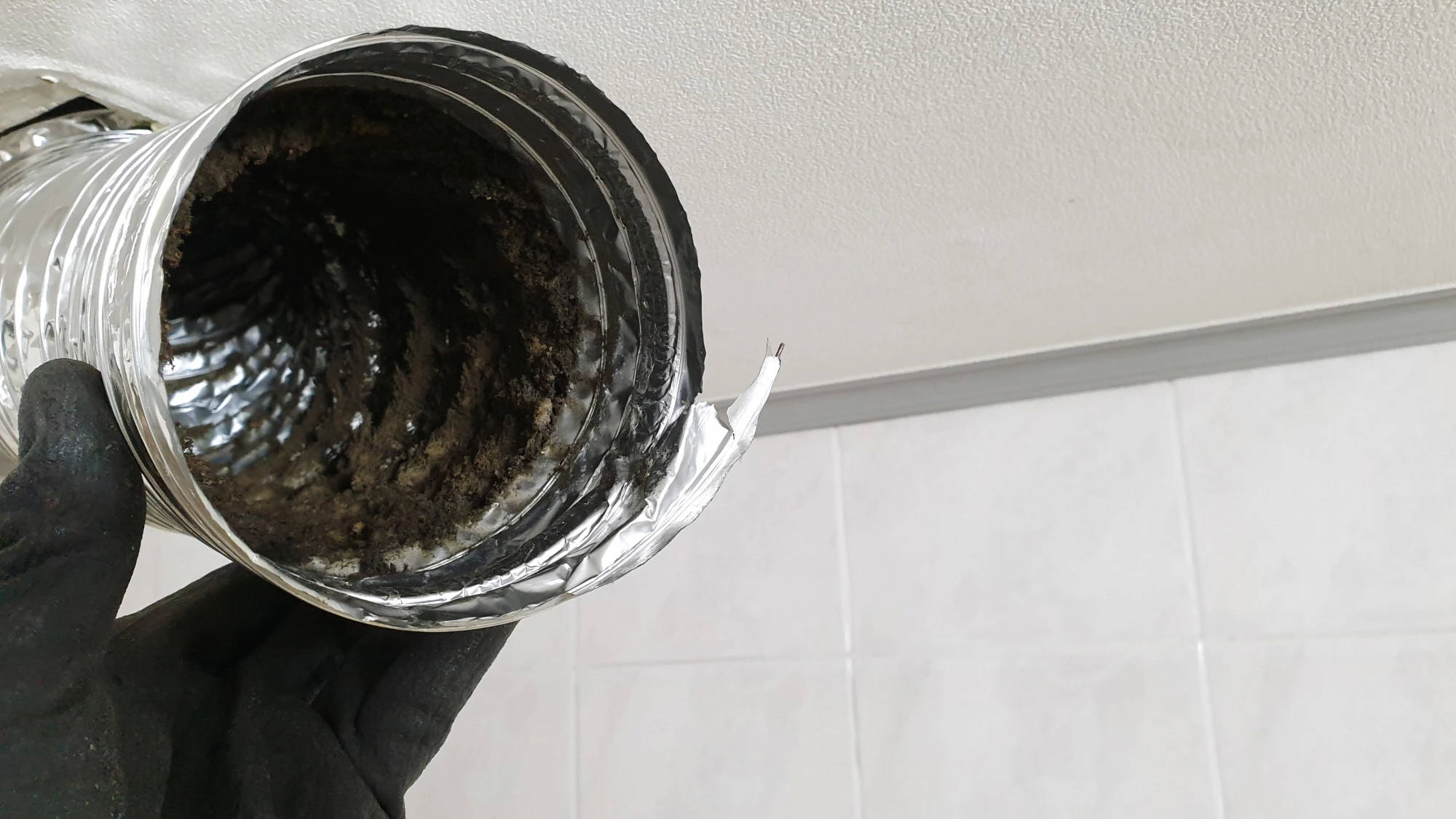 환풍기 배관 먼지 쌓인 모습