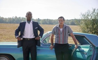 클래식 자동차 옆에 선 두 남성, 영화 그린북의 한 장면
