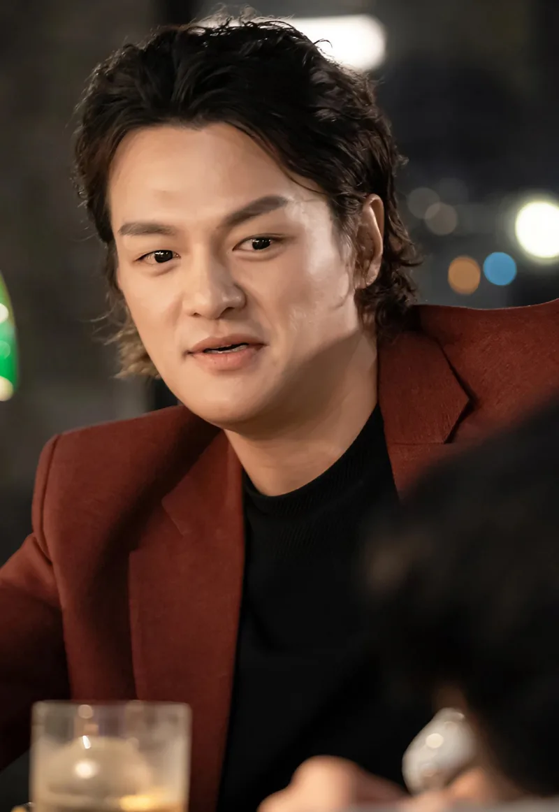 재벌X형사에서 갈색 파마머리의 김영환 역을 맡은 배우 최동구