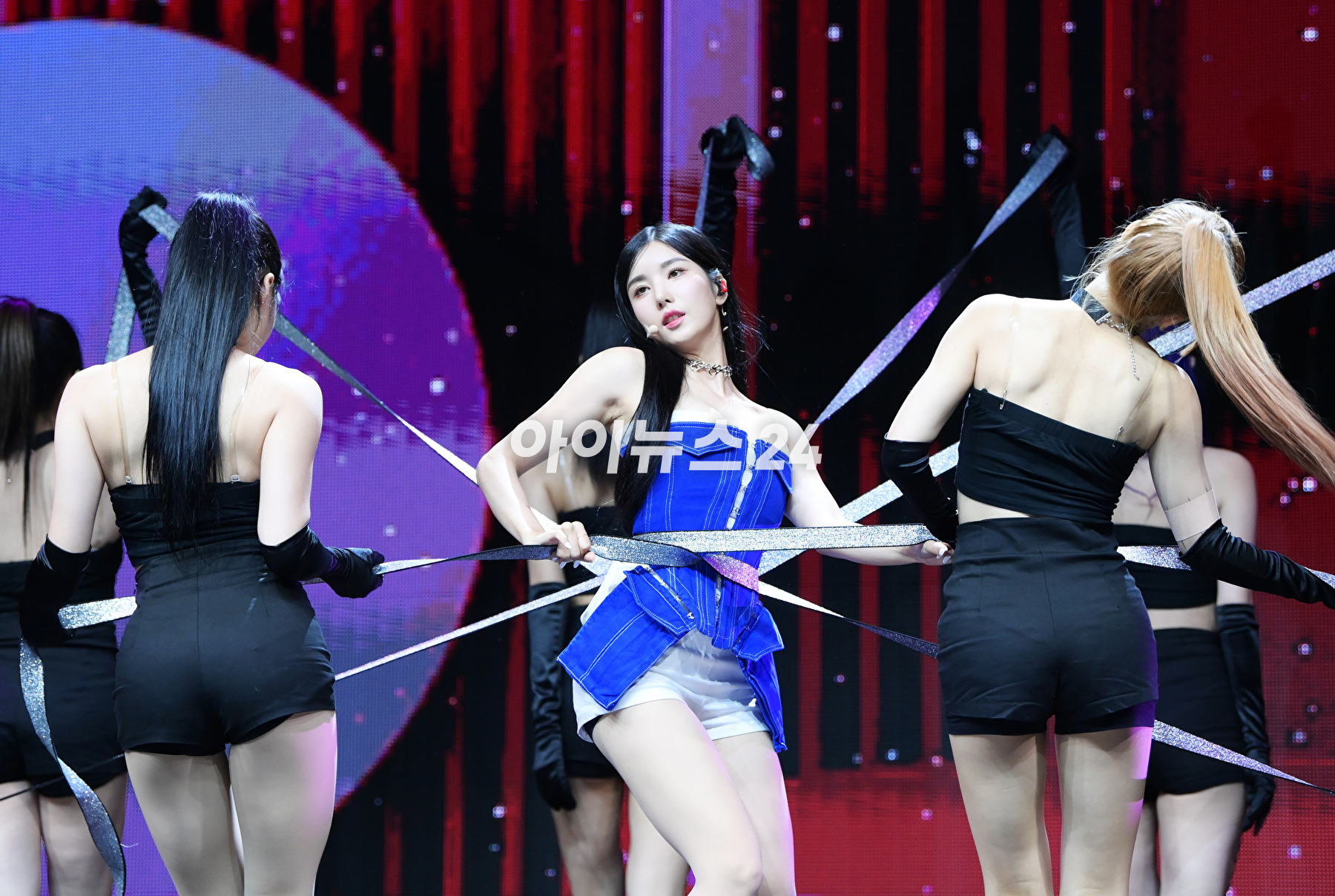 가수 권은비가 2일 오후 서울 용산구 블루스퀘어에서 진행된 첫 번째 싱글앨범 '더 플래시(The Flash)' 발매 기념 쇼케이스에 참석하고 있다. [사진=정소희 기자]