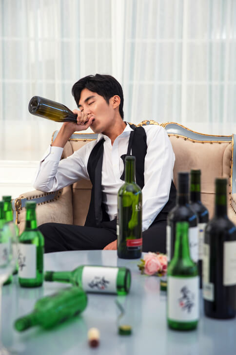 술을 많이 마시는 남자
