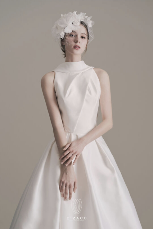 시작바이이명순-미카도실크-홀터넥-웨딩드레스를-입은-모델