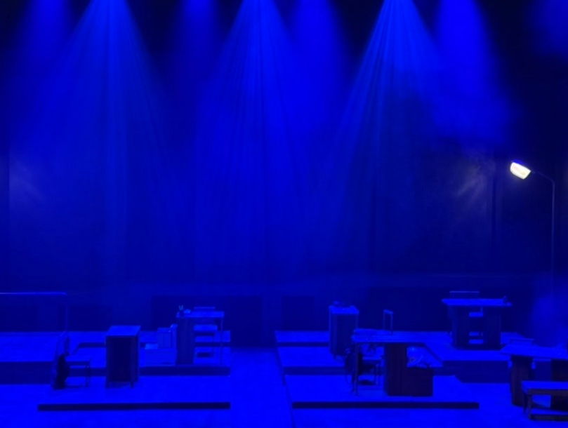 연극 나의 아저씨 무대