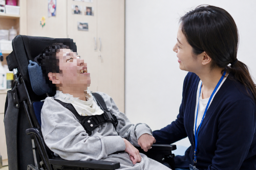 중증뇌병변 장애인과 사회복지사 이미지