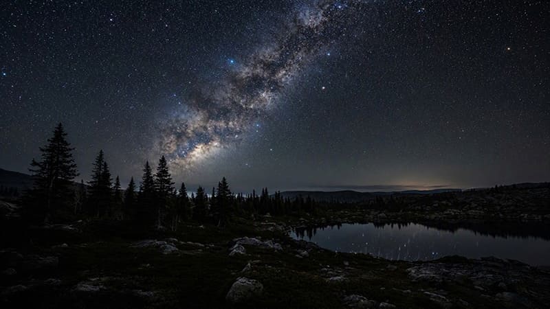 <img src=&rdquo;starlight-shower-night-sky.jpg&rdquo; alt=&rdquo;칠흑 같은 오지 밤하늘 아래 쏟아지는 아름다운 은하수와 별빛 풍경&rdquo;>