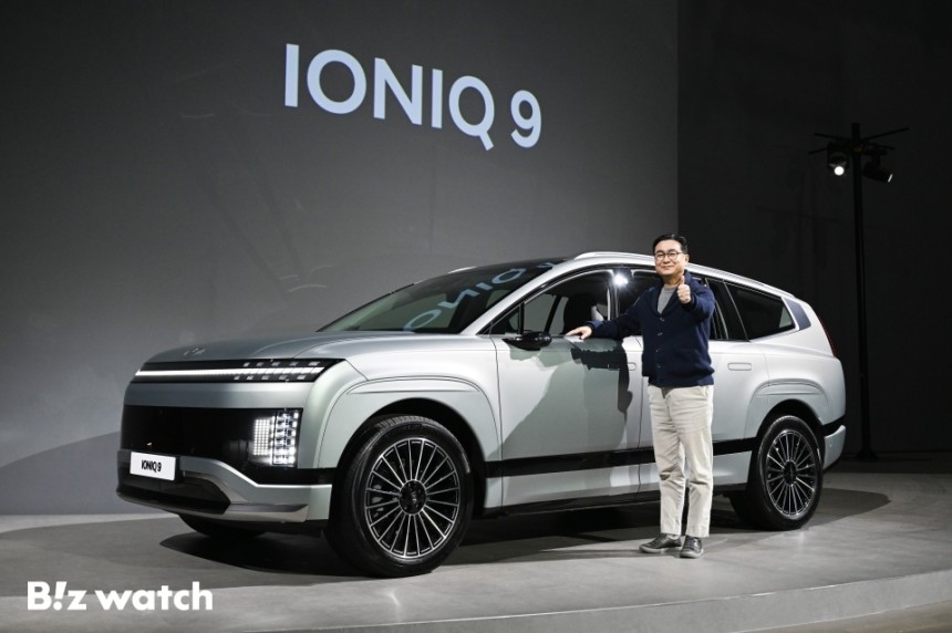 정유석 현대자동차 국내사업본부 부사장이 11일 오전 서울 광진구 그랜드 워커힐 서울에서 열린 아이오닉9 미디어 신차설명회에 참석해 신차와 함께 포즈를 취하고 있다.