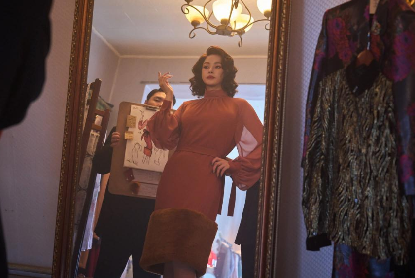 옷을 고르고 있는 이하늬 배우님의 모습