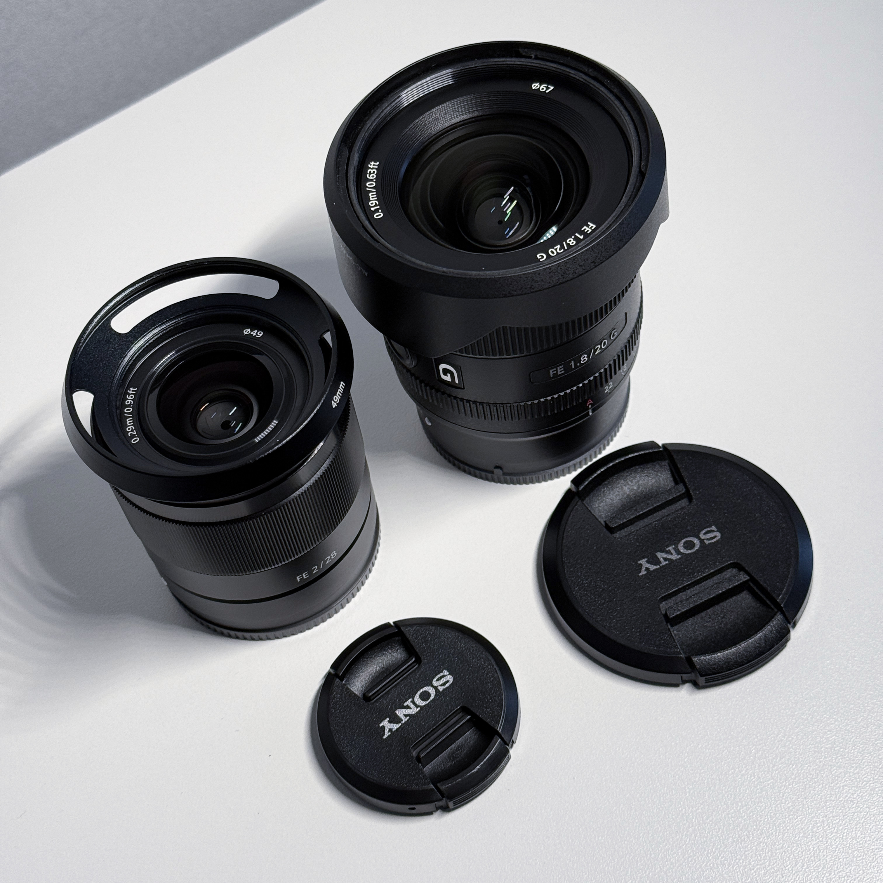 20mm와 28mm 렌즈의 필터 구경 차이를 보여주는 사진