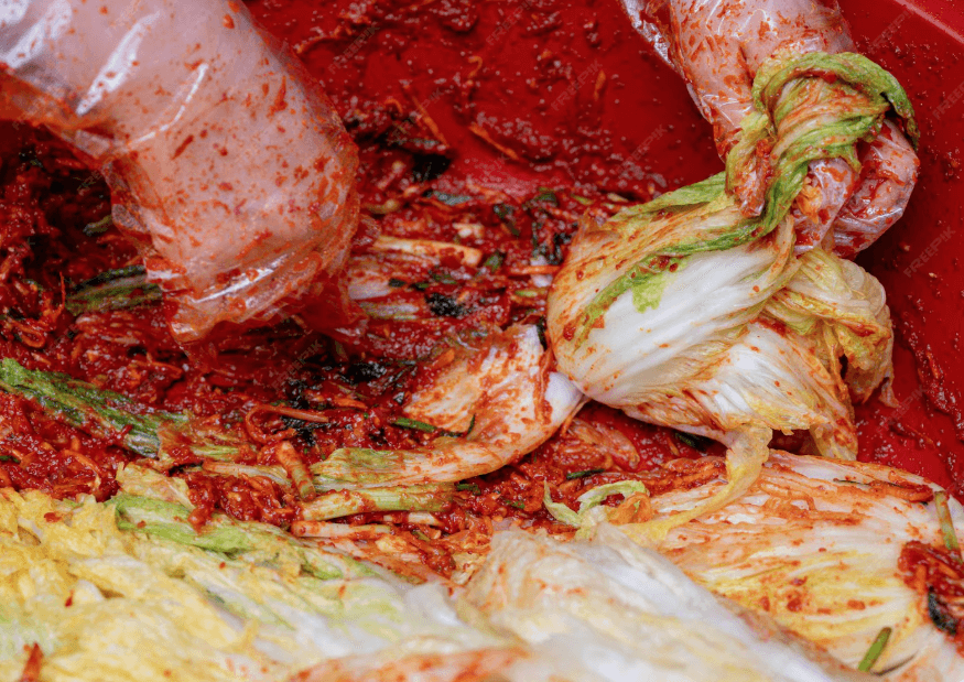 배추 김치에 양념을 묻히고 있는 모습