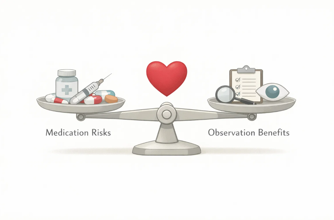 부정맥 치료에서 약물 치료의 위험과 경과 관찰의 이득을 비교한 저울 이미지