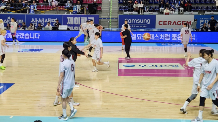 시합전 몸을 푸는 BNK썸 선수들