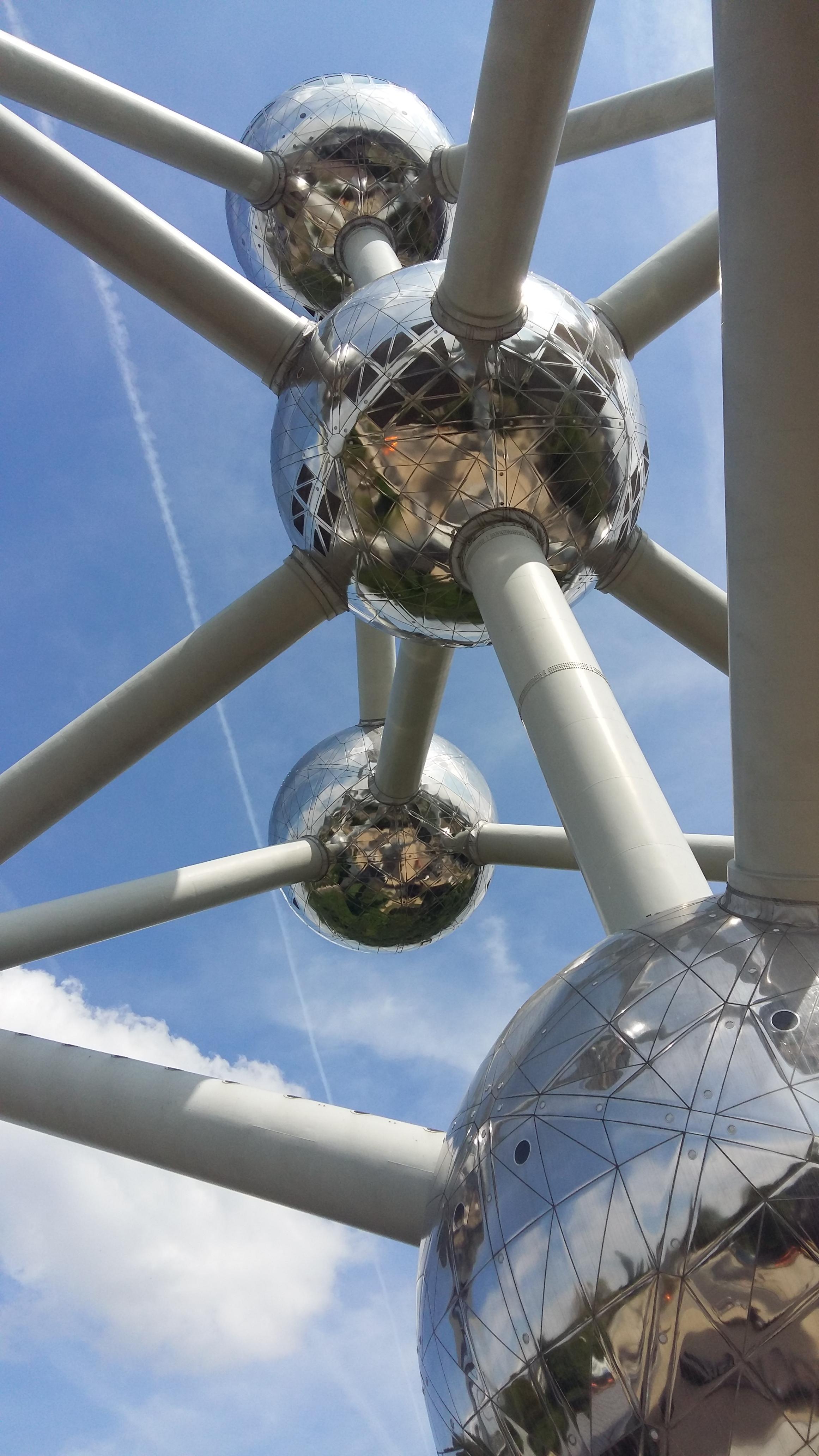 벨기에 브뤼셀 아래에서 본 아토미움