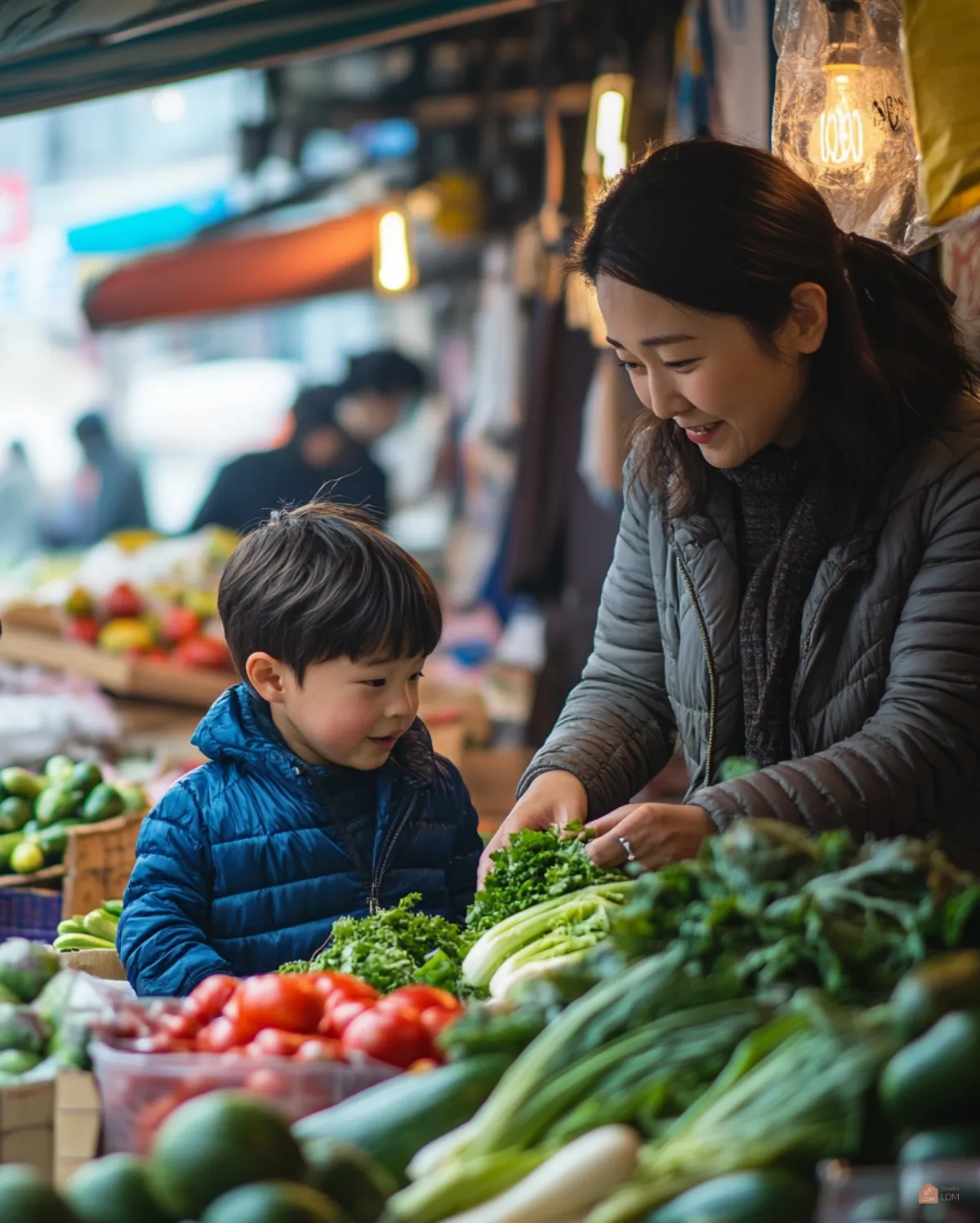전통시장에서-아이와함께-야채를-고르는-한국인-여성